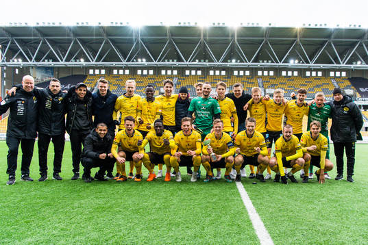 Elfsborgs spelare poserar med pokalen