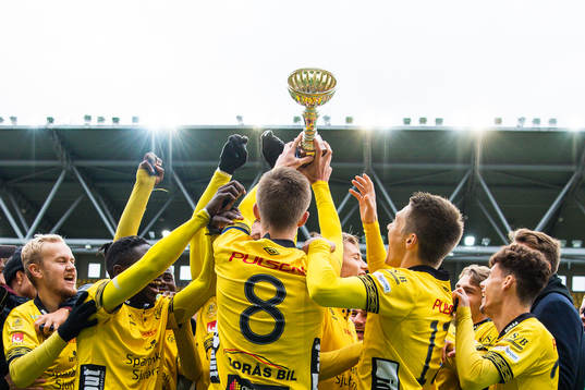 Elfsborgs spelare jublar med pokalen