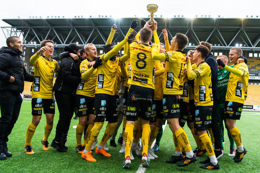 Elfsborgs spelare jublar med pokalen