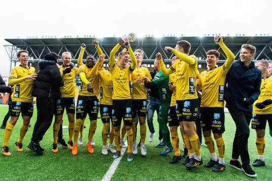 Elfsborgs spelare jublar med pokalen