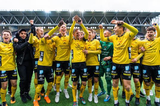 Elfsborgs spelare jublar med pokalen