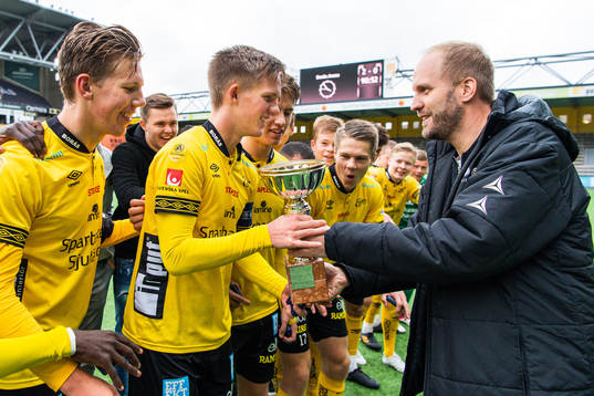 Elfsborgs Tim Stålheden får pokalen av Svensk