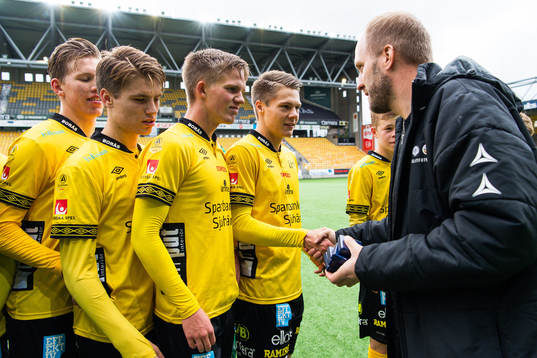 Elfsborgs Gustav Broman får medalj vid prisutdelningen
