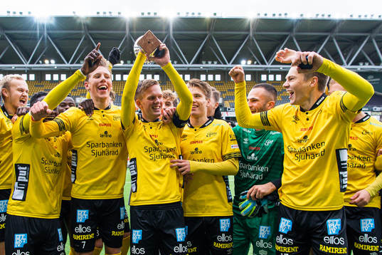 Elfsborgs spelare jublar med pokalen