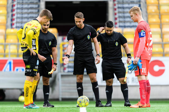 Domare Teddy Dahlin med assisterande domarna Benjamin