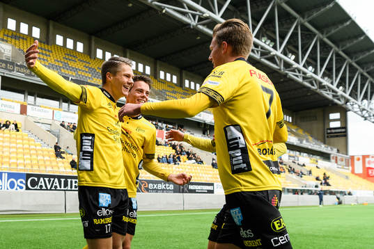 Elfsborgs Gustav Broman klappas om av lagkamrater