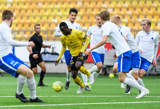 Elfsborgs Prince Isaac Kouame omringad av IFK Norrköpings