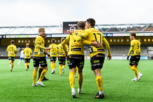 Elfsborgs Noah Söderberg har gjort 2-0 och klappas om av