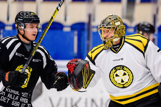 Brynäs Alexander Lindelöf och målvakt Joacim Eriksson