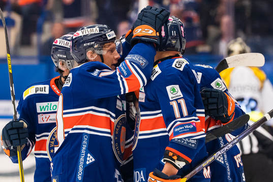 Växjös Richard Gynge jublar med målskytten Ilari Melart