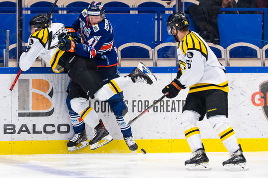 Brynäs Jaedon Descheneau  tacklas av Växjös Ludvig