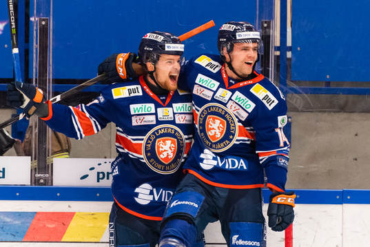 Växjös Brendan Shinnimin och Emil Pettersson jublar