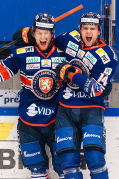 Växjös Brendan Shinnimin och Emil Pettersson jublar