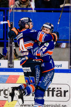 Växjös Brendan Shinnimin och Emil Pettersson jublar