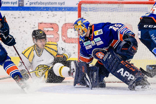 Brynäs Emil Forslund oroar vid Växjös målvakt Viktor