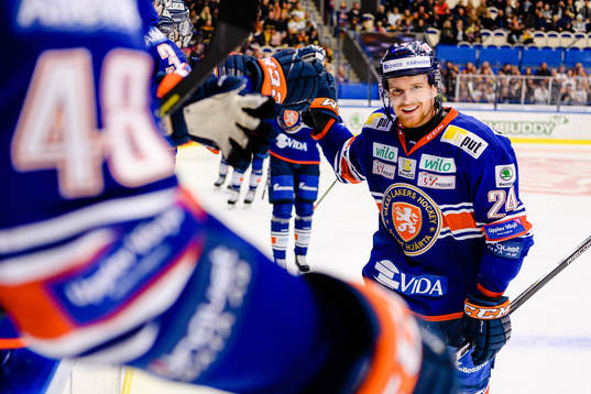 Växjös Brendan Shinnimin jublar