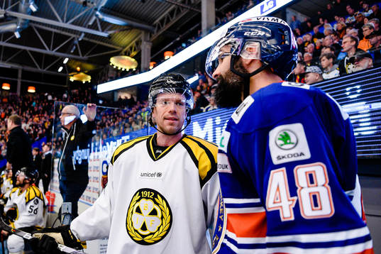 Brynäs Nicklas Danielsson pratar med Växjös Daniel