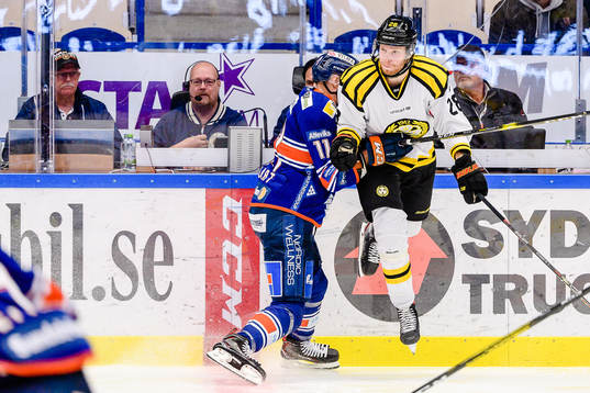 Växjös Ilari Melart tacklar Brynäs Lukas Zetterberg