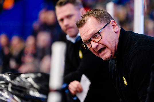 Brynäs tränare Magnus Sundquist skriker
