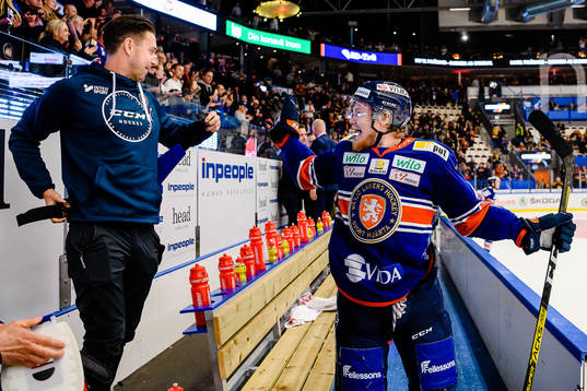 Växjös massör Lenny Anderlycke och Ludvig Nilsson jublar