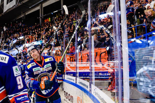 Växjös Emil Pettersson jublar framför fansen