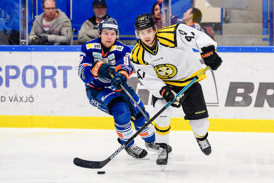 Brynäs Eric Norin jagas av Växjös Marcus Davidsson