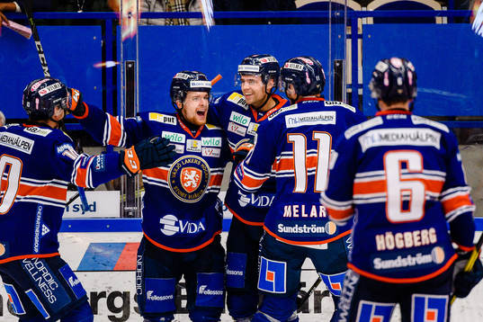 Växjös Brendan Shinnimin och Emil Pettersson jublar
