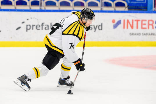 Brynäs Nicklas Danielsson skjuter ett skott