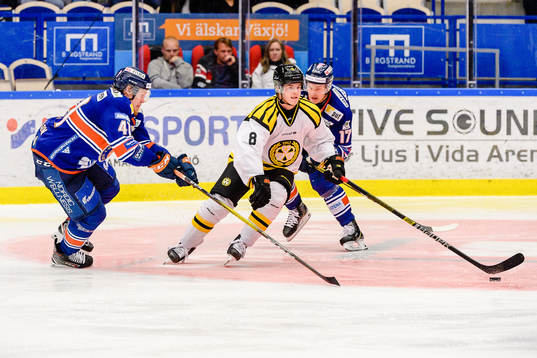 Brynäs Victor Söderström jagas av Växjös Ludvig Nilsson