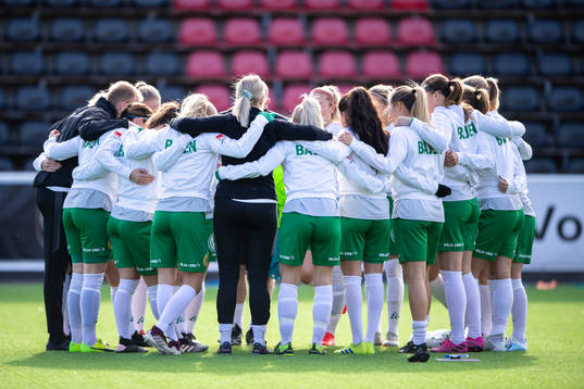 Hammarbys spelare samlas i en ring