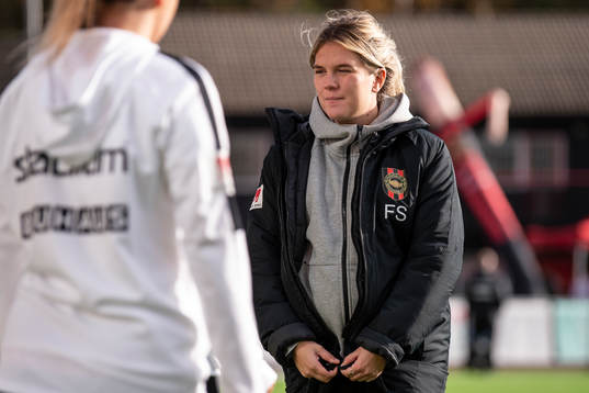Brommapojkarnas assisterande tränare Frida Sjöberg