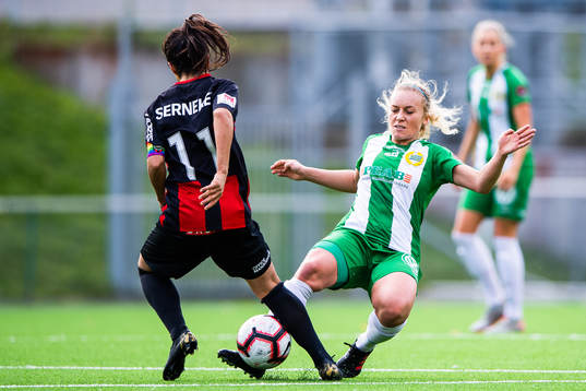 Brommapojkarnas Aisha Faiqi och Hammarbys Ellen Gibson i