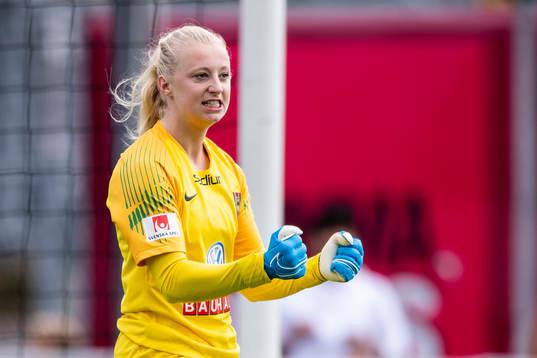 Brommapojkarnas  målvakt Josephine Frigge jublar