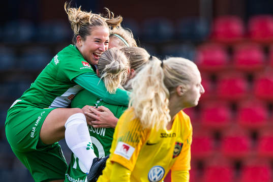 Hammarbys Emma Jansson och Felicia Saving jublar med Hanna
