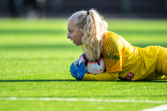 Brommapojkarnas  målvakt Josephine Frigge