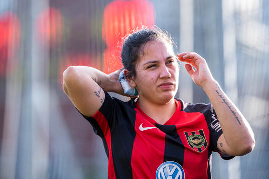 Brommapojkarnas  Michelle Rojas Flores håller en ispåse