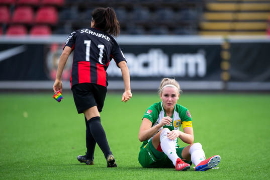 Brommapojkarnas  Aisha Faiqi och Hammarbys Emma Jansson