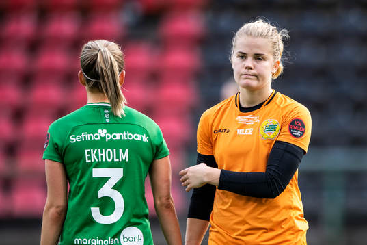 Hammarbys Julia Ekholm och målvakt Britta Elsert Gynning