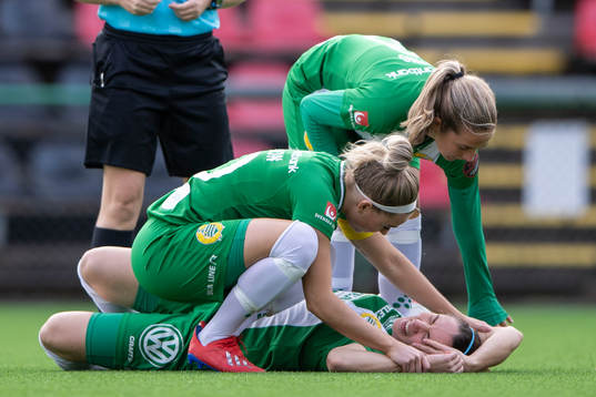 Hammarbys Helén Eke ligger ned