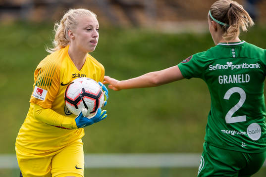 Brommapojkarnas  målvakt Josephine Frigge