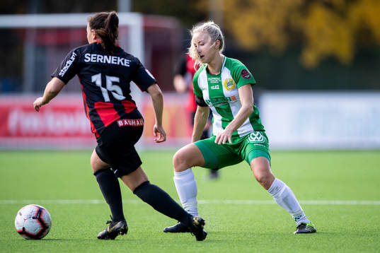 Brommapojkarnas  Rebecka Lundblad Roth och Hammarbys Jonna