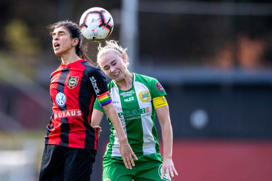 Brommapojkarnas  Aisha Faiqi och Hammarbys Emma Jansson