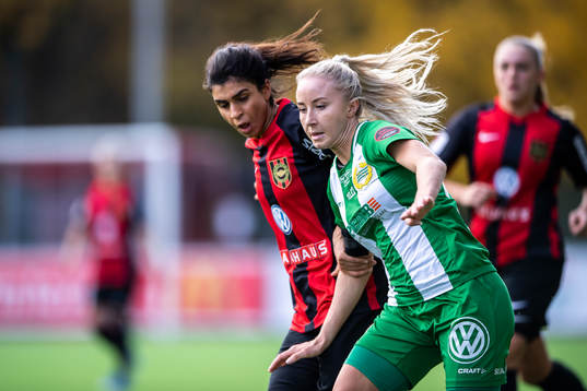 Brommapojkarnas  Aisha Faiqi och Hammarbys Jonna Ståhl
