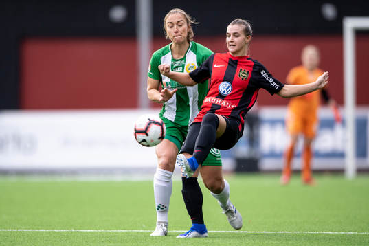 Hammarbys Fanny Johansson och Brommapojkarnas  Mathilda