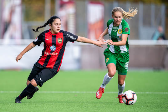 Brommapojkarnas  Michelle Rojas Flores och Hammarbys Hanna
