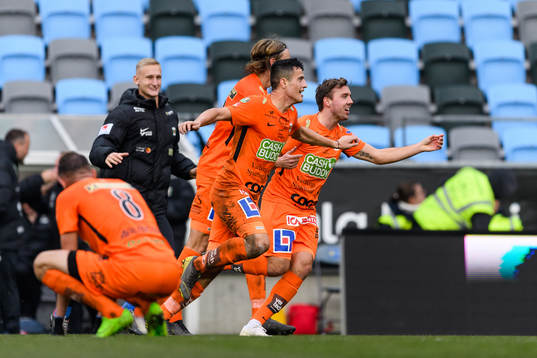Varbergs Astrit Seljmani och Sebastian Möller jublar