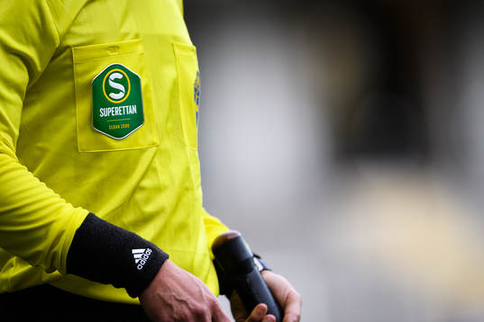 Domare med Superettan logo på tröjan