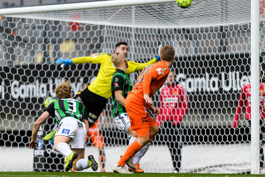 Varbergs Anton Liljenbäck ser bollen ta i ribban