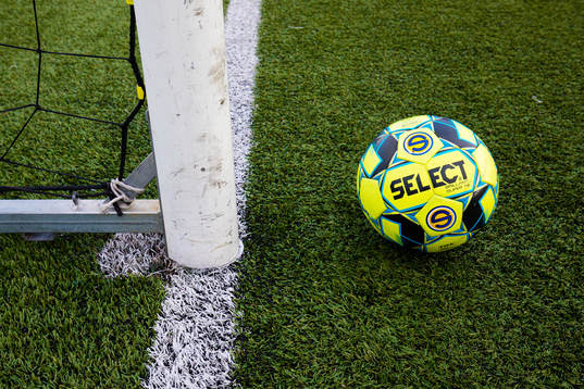 En fotboll på konstgräs