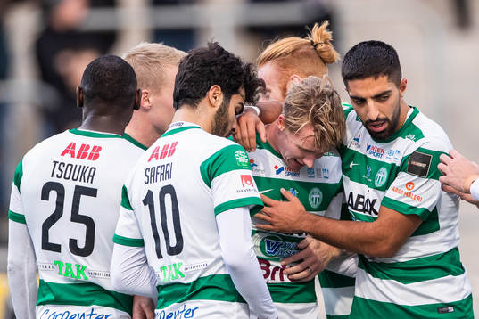 Västerås Emil Skogh (mitten) jublar med lagkamrater